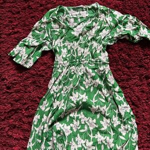 Green midi floral dress
US SIZE 6
NO FLAWS